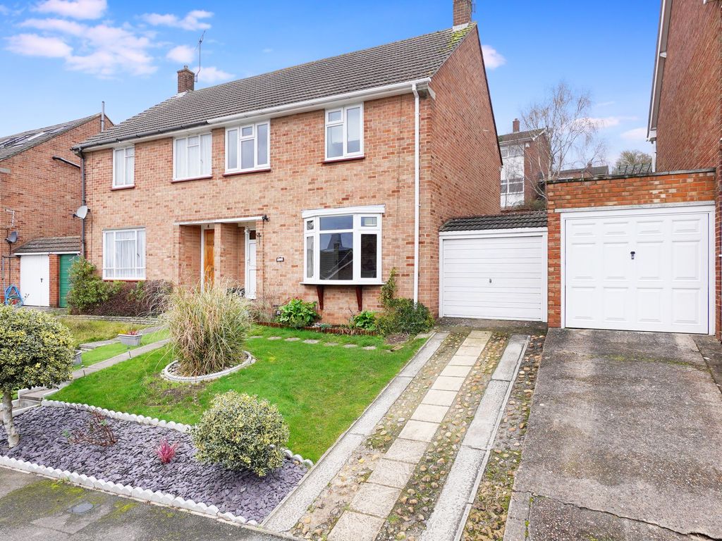 3 bed semidetached house to rent in Charles Drive, Cuxton ME2, £1,500