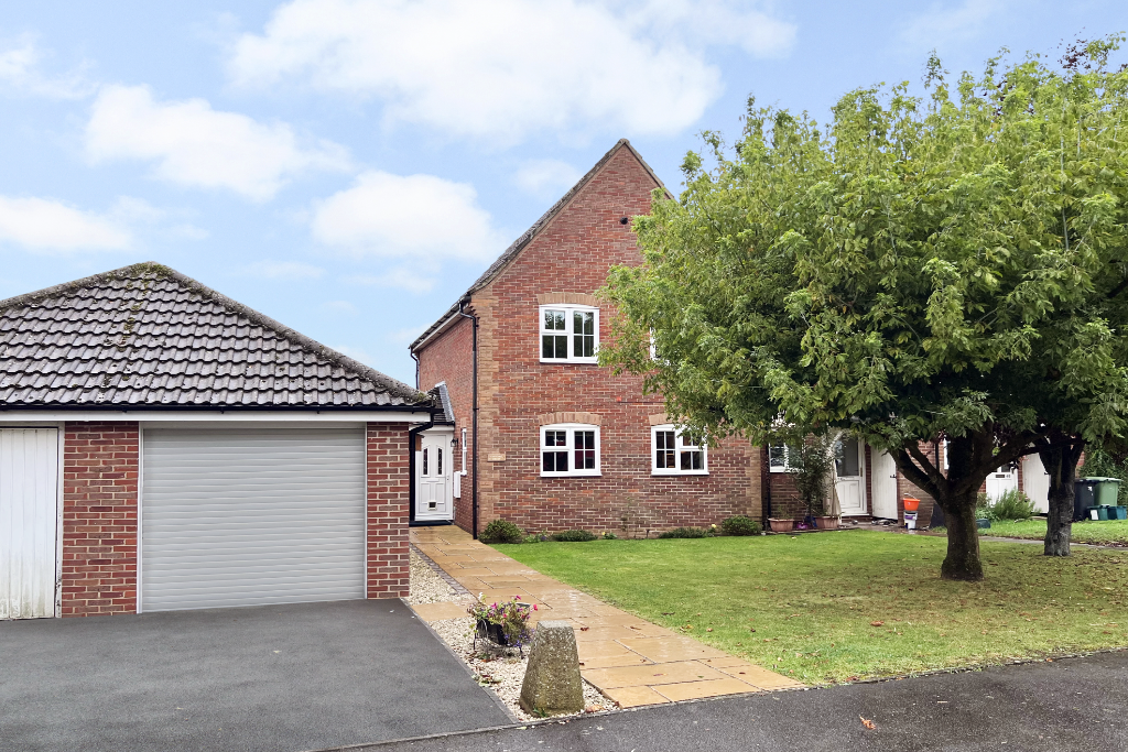 3 bed semidetached house for sale in Tuckers Road, Faringdon SN7, £