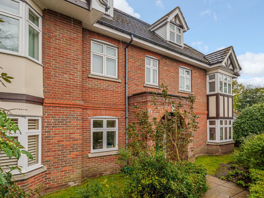 2 bed flat to rent in Victoria Mews, 7 Balfour Road, Weybridge KT13