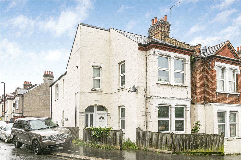 2 bed for sale in Hythe Road, Thornton Heath CR7, £300,000