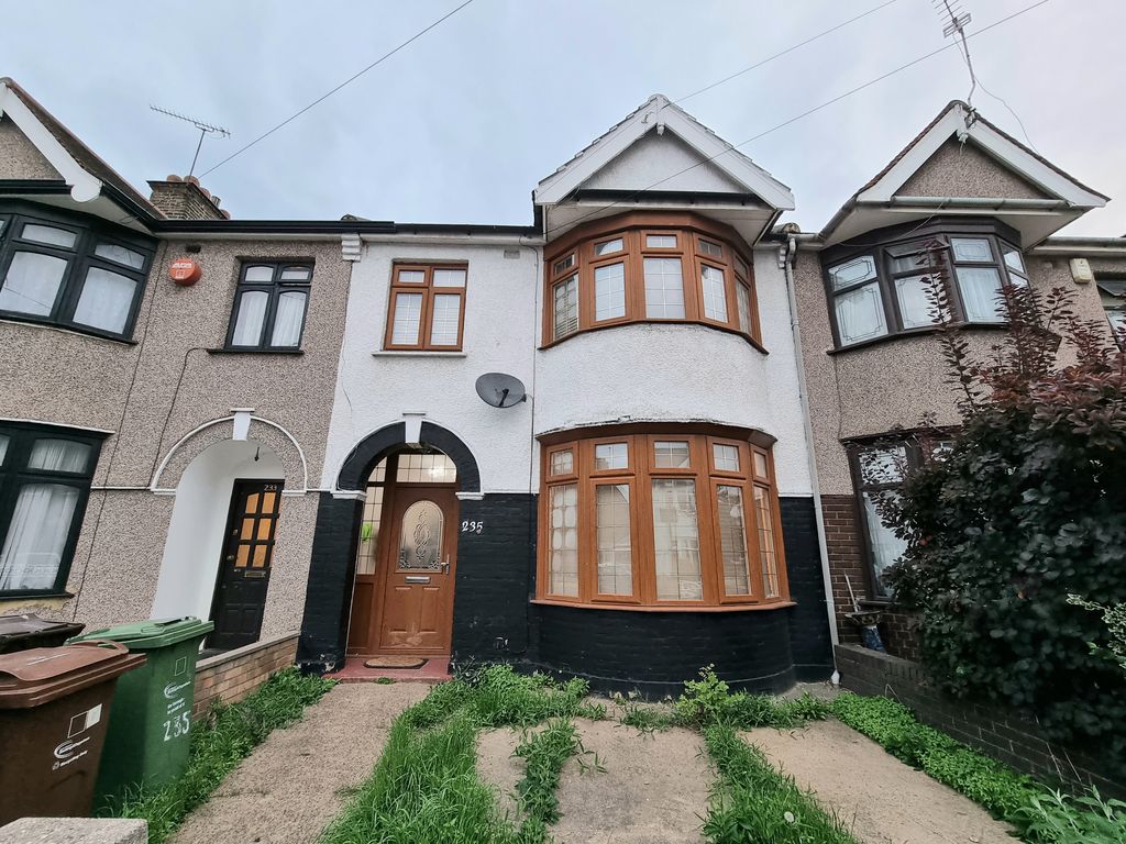 4 bed terraced house to rent in Salisbury Avenue, Barking, Essex IG11