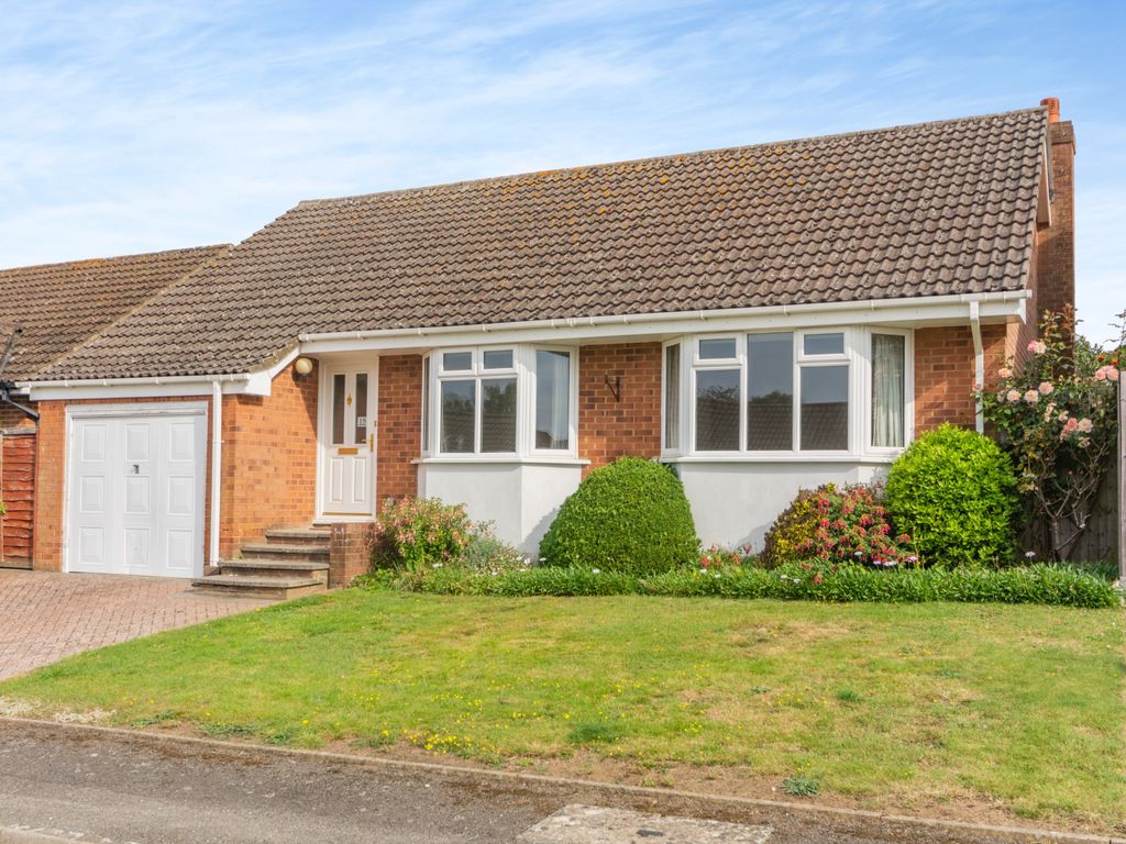 2 bed bungalow for sale in Russell Close, Little Chalfont, Amersham HP6
