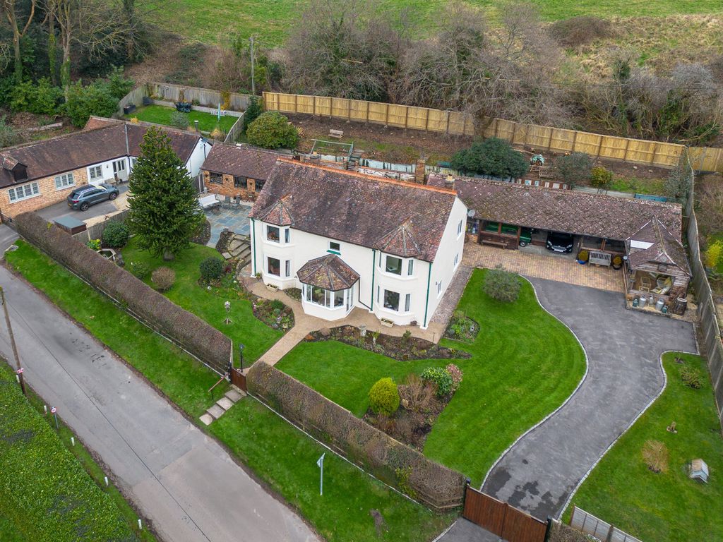 4 bed detached house for sale in Upper Marsh Road, Warminster BA12, £