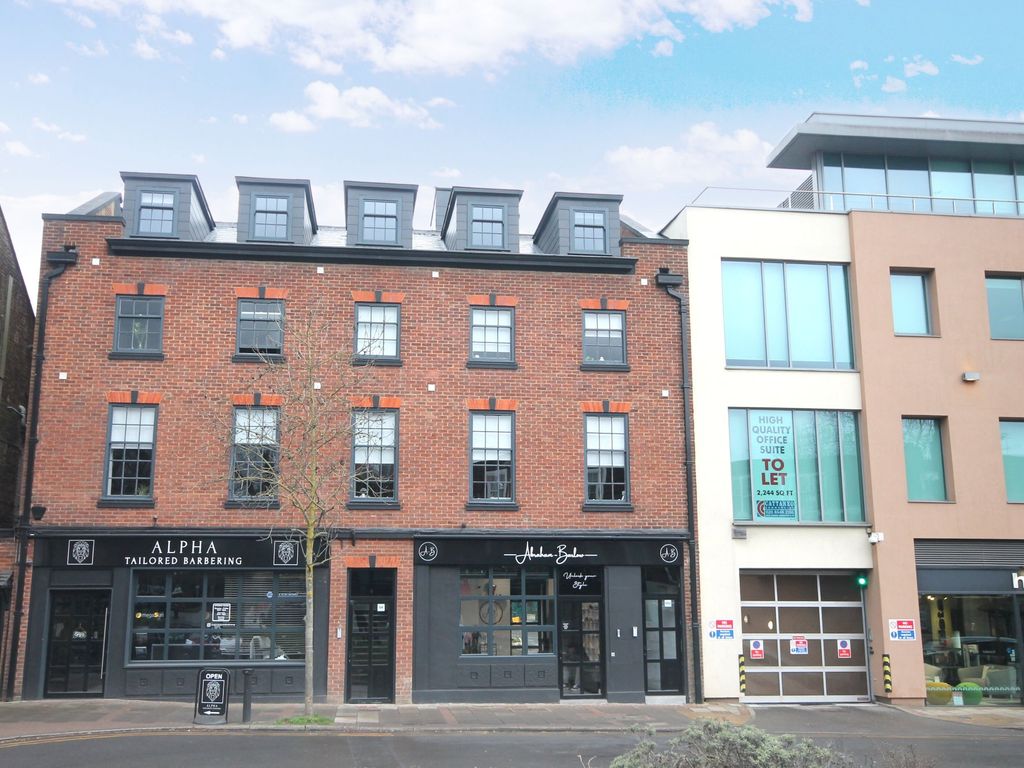 1 bed flat to rent in High Street, Esher KT10, £1,100 pcm Zoopla