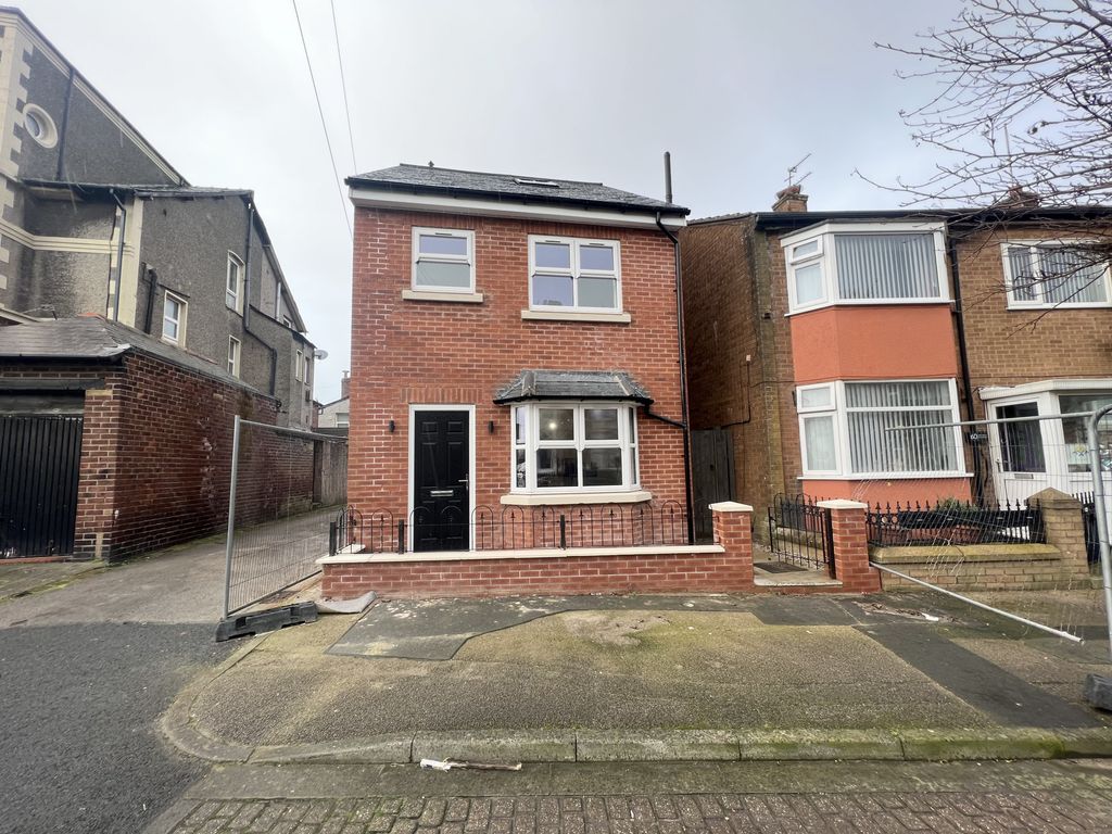 2 bed flat to rent in Bold Street, Fleetwood, Lancashire FY7 Zoopla