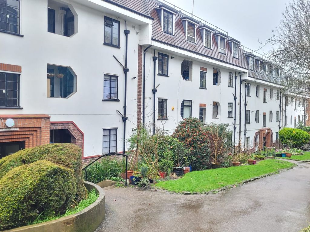 2 bed flat to rent in Colney Hatch Lane, Muswell Hill N10, £1,800 pcm