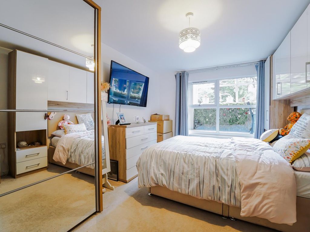 2 bed flat to rent in Blackburn Road, Bolton BL1, £900 pcm Zoopla