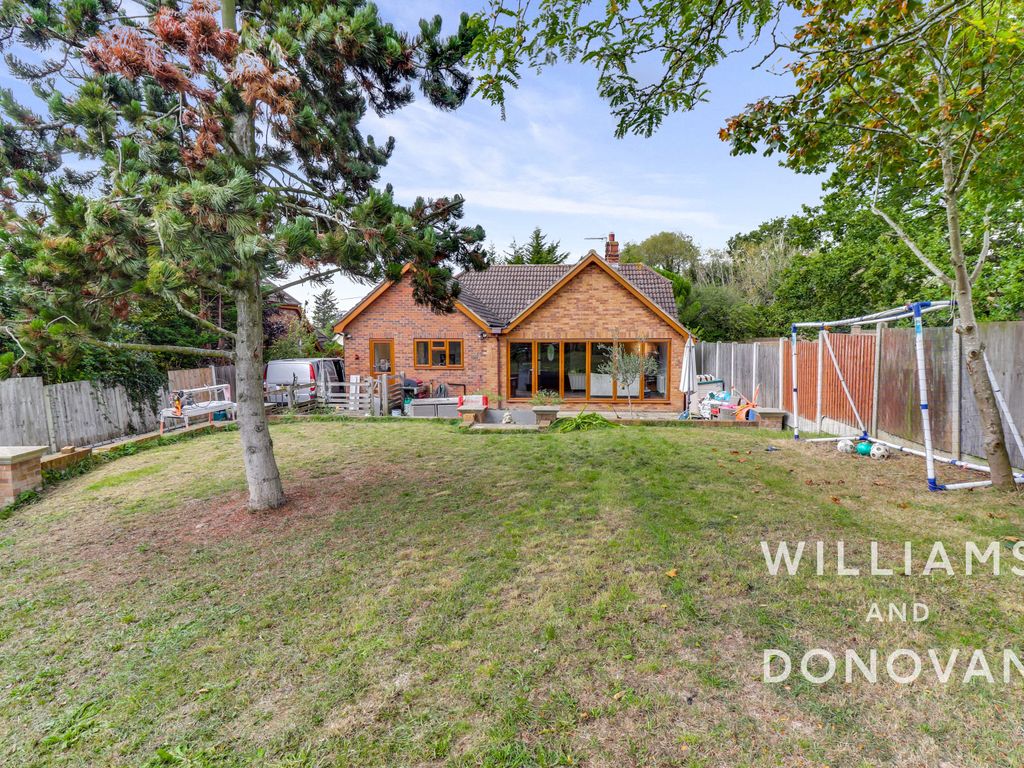 3 bed detached bungalow for sale in Clarence Road, Bowers Gifford, Basildon SS13, £750,000 Zoopla