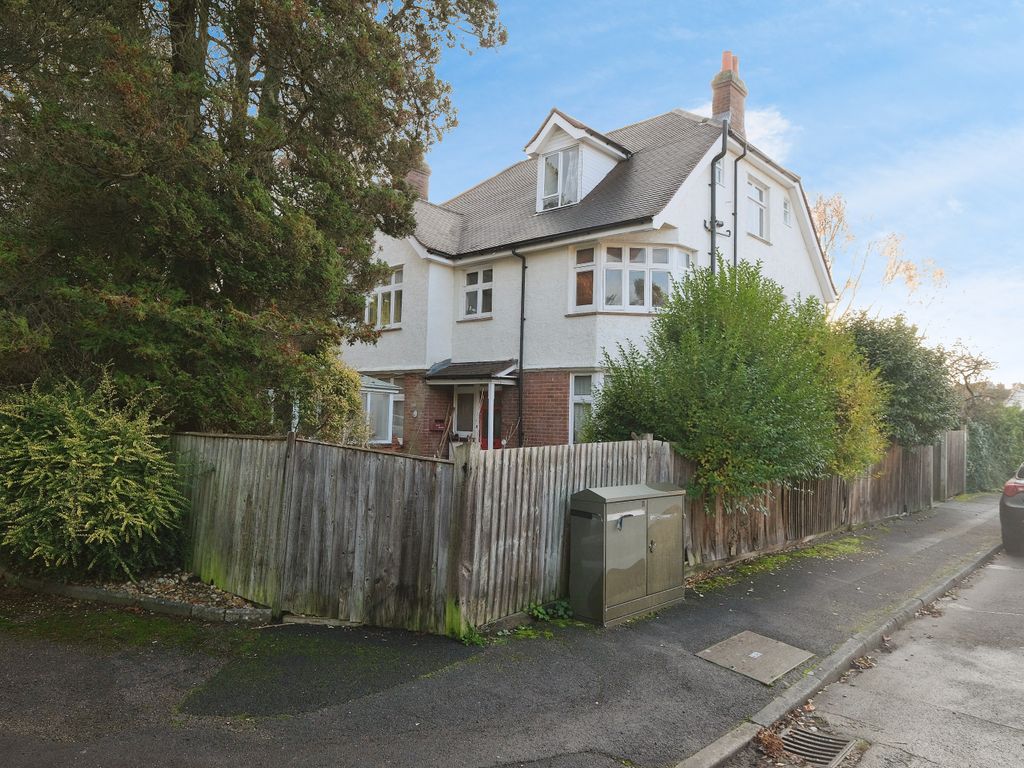 2 bed flat for sale in Woodend Road, Deepcut, Camberley, Surrey GU16, £