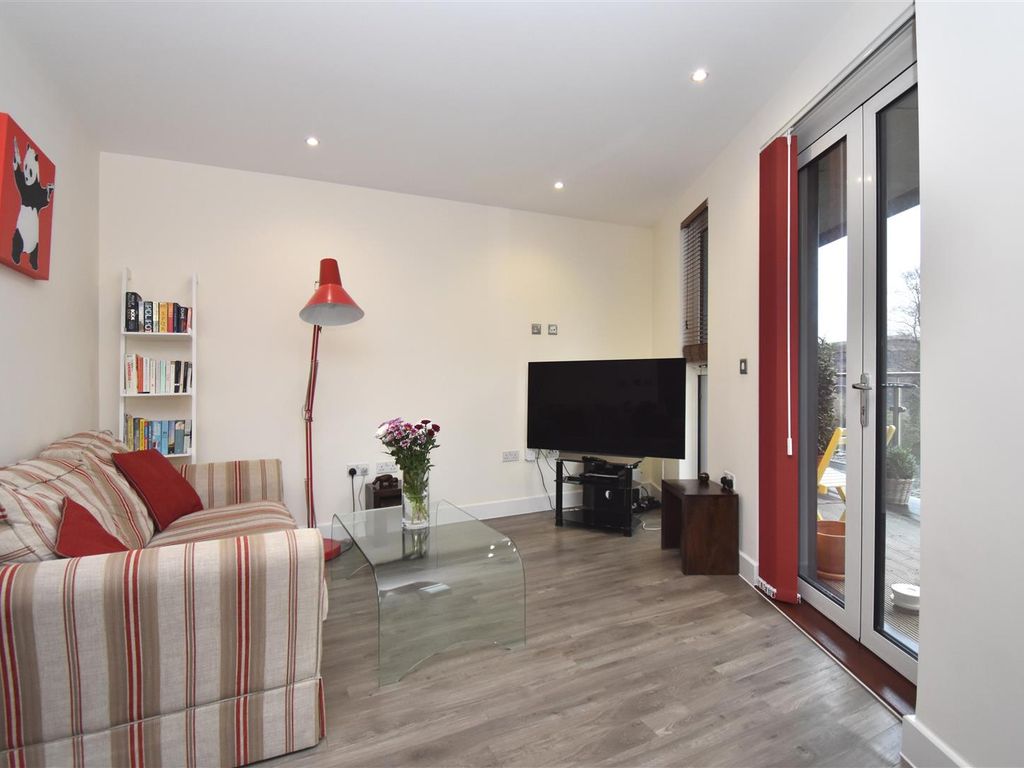 Studio to rent in Aylesbury House, Hatton Road, Wembley HA0, £1,400 pcm