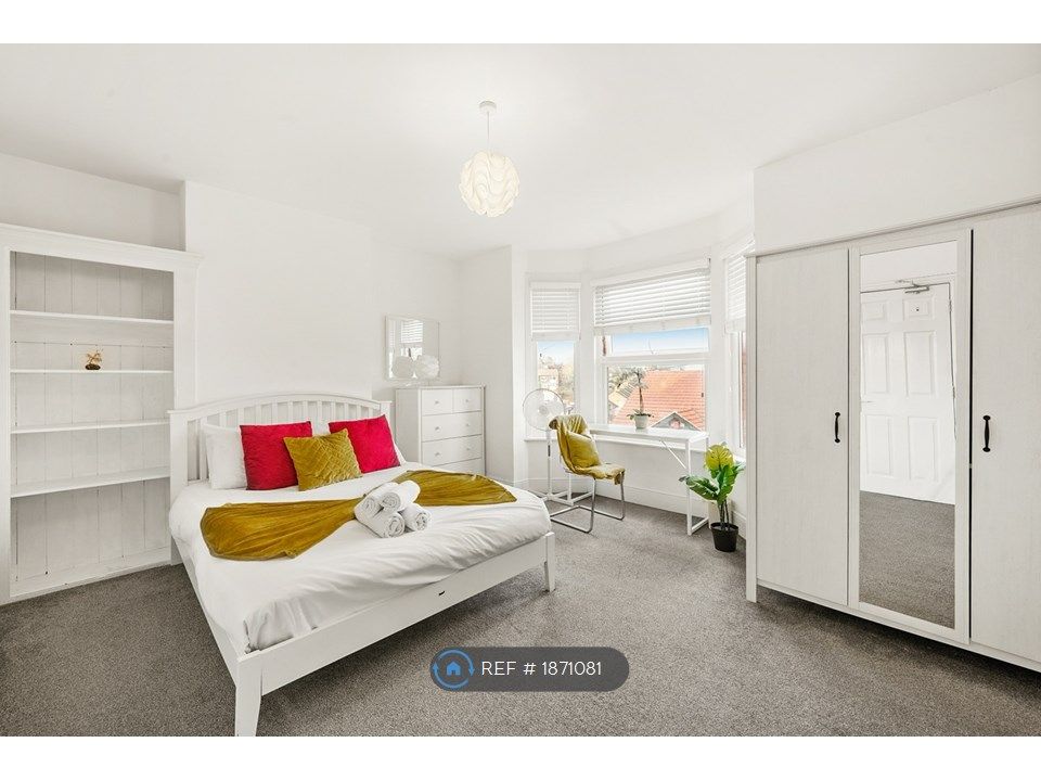 4 bed terraced house to rent in Russell Rise, Luton LU1, £5,566 pcm