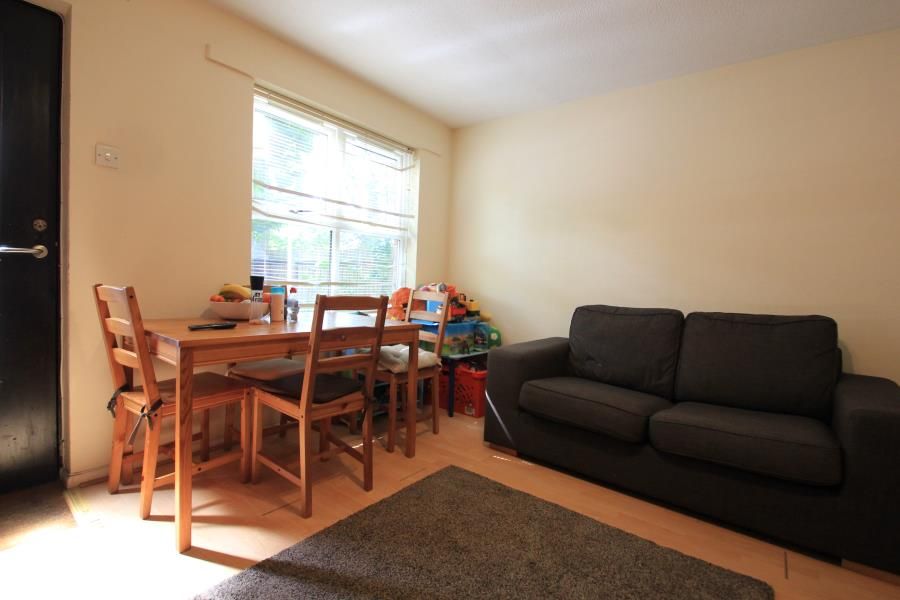 1 bed to rent in Hurlford, Horsell, Woking GU21, £1,000 pcm