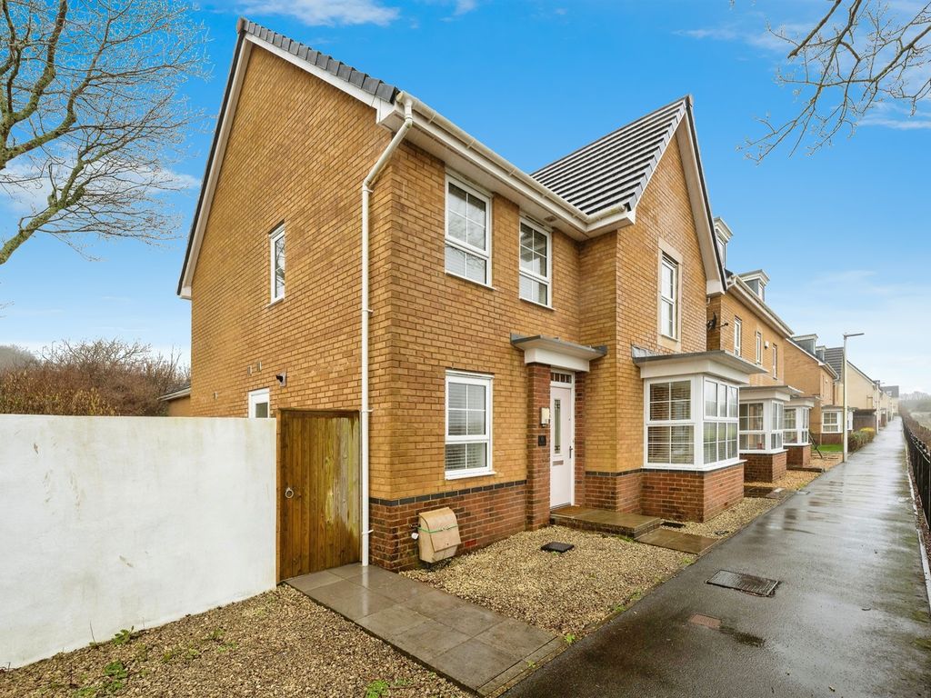 4 bed detached house for sale in Valley View, Loughor, Swansea SA4, £