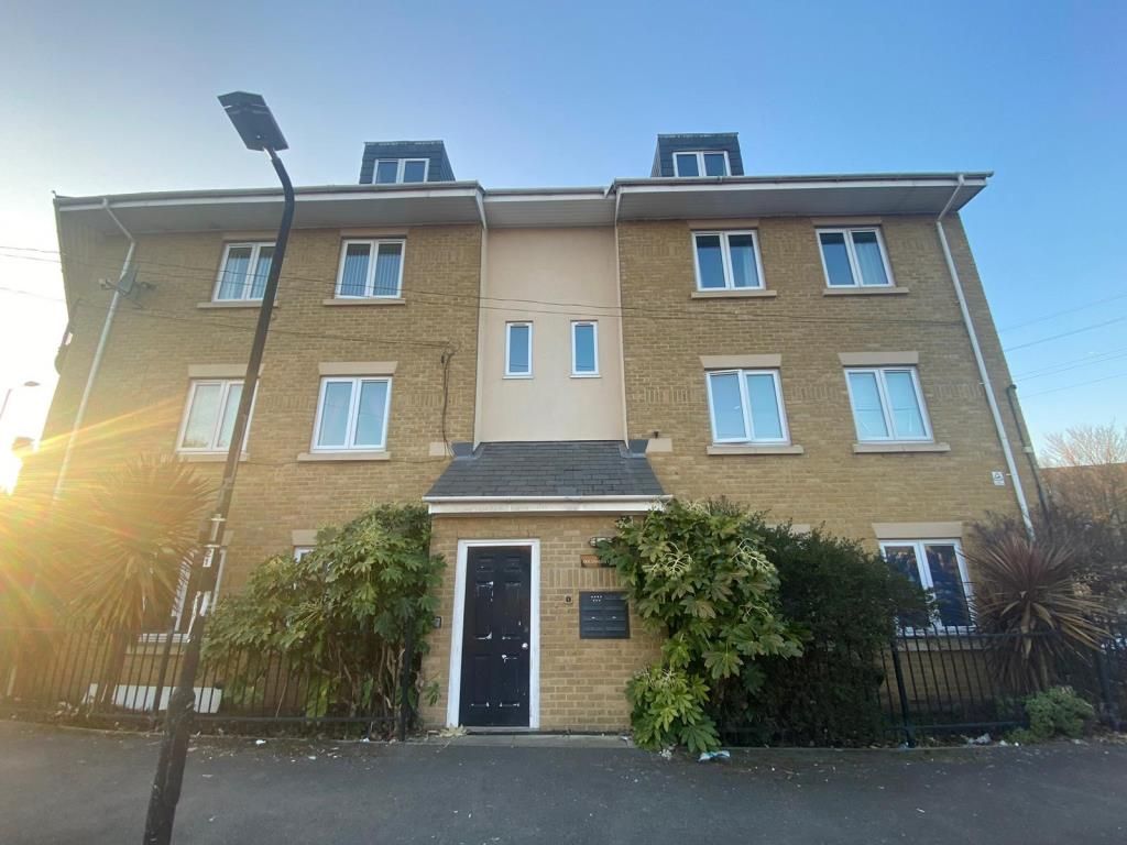 2 bed flat to rent in Elliman Avenue, Slough SL2, £1,400 pcm Zoopla