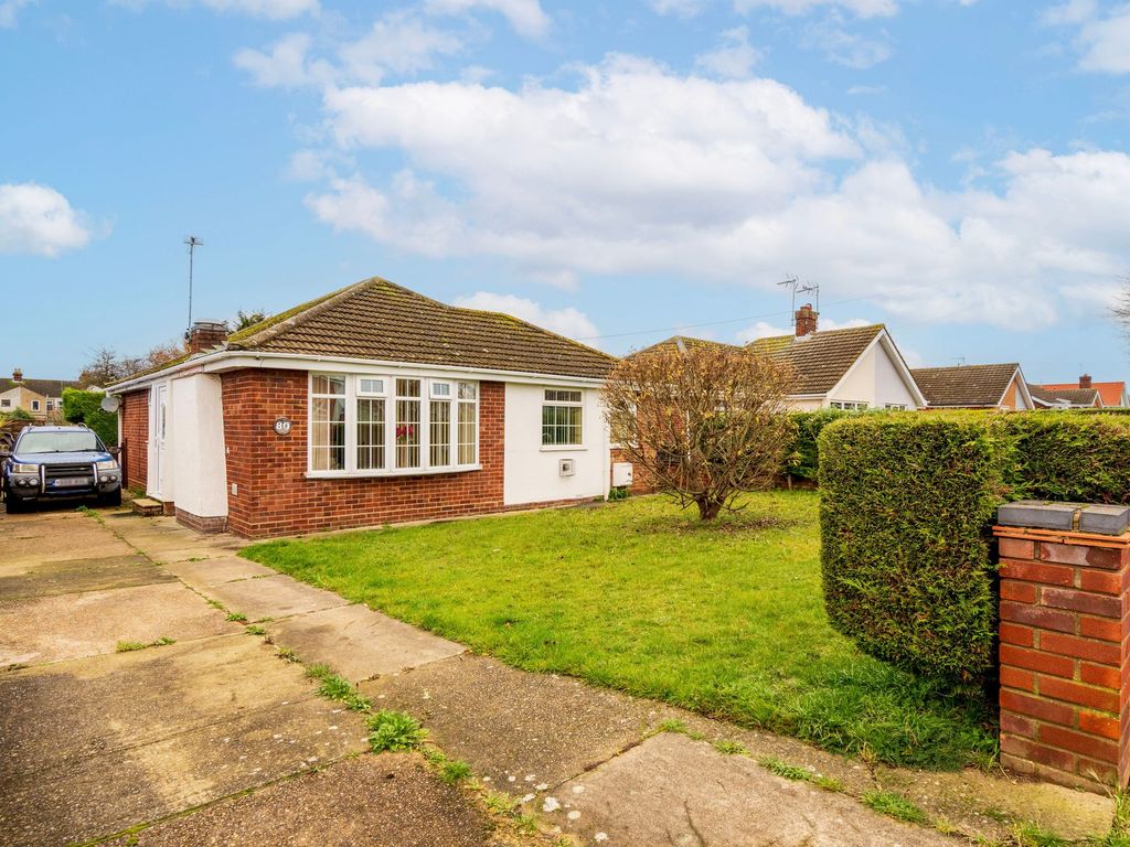 3 bed detached bungalow for sale in Higher Drive, Lowestoft NR32, £