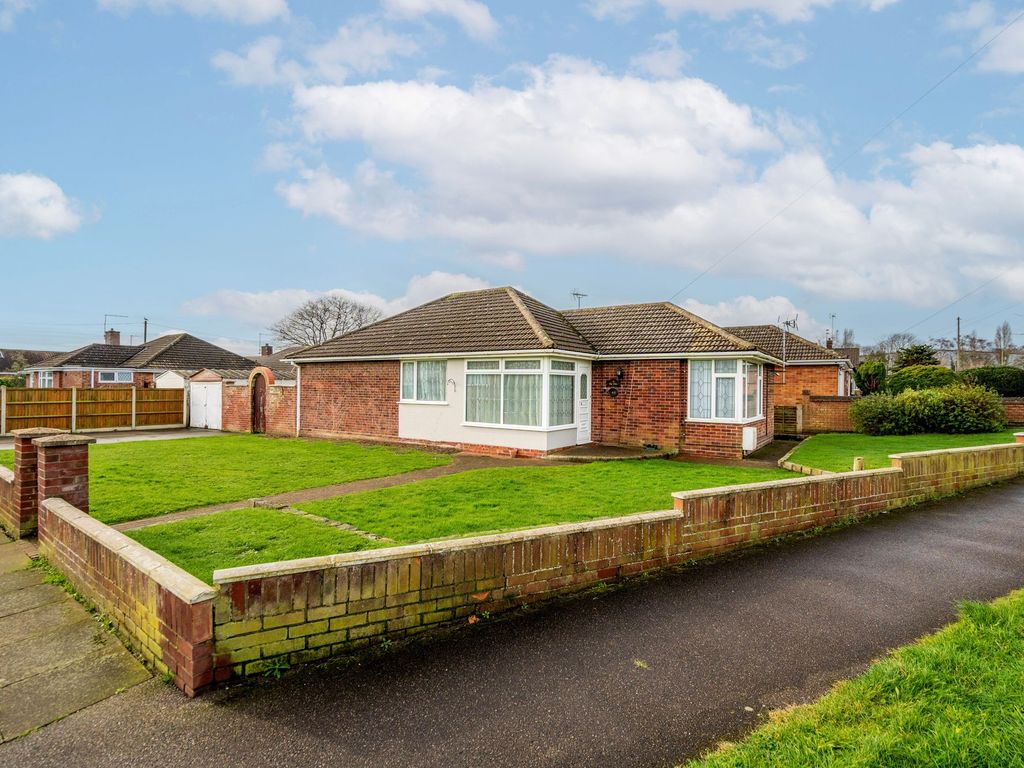 3 bed detached bungalow for sale in Orford Drive, Lowestoft NR32, £
