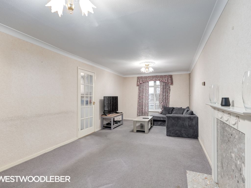 2 bed flat to rent in Kennedy Close, Cheshunt, Waltham Cross EN8, £