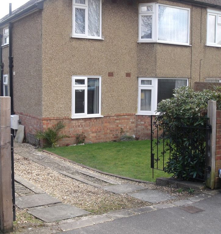 2 bed flat to rent in Highland Road, Aldershot GU12, £1,100 pcm Zoopla