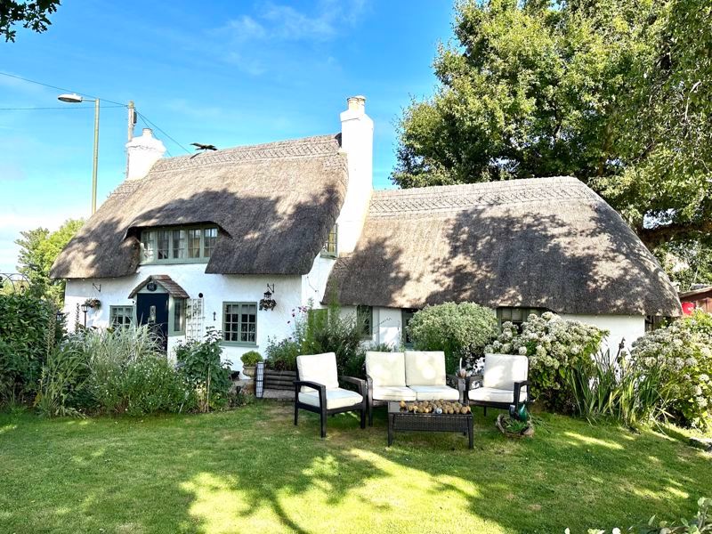 3 bed cottage for sale in Havant Road, Hayling Island PO11, £575,000