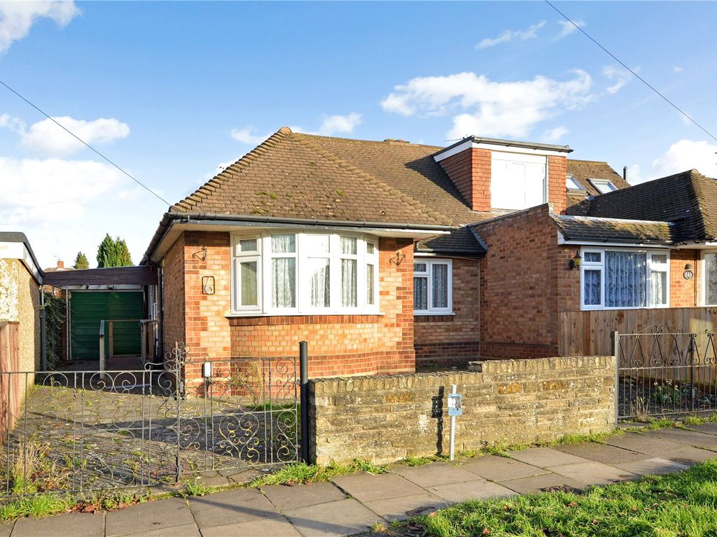 2 bed bungalow for sale in Ridgeway Avenue, Dunstable, Bedfordshire LU5 Zoopla