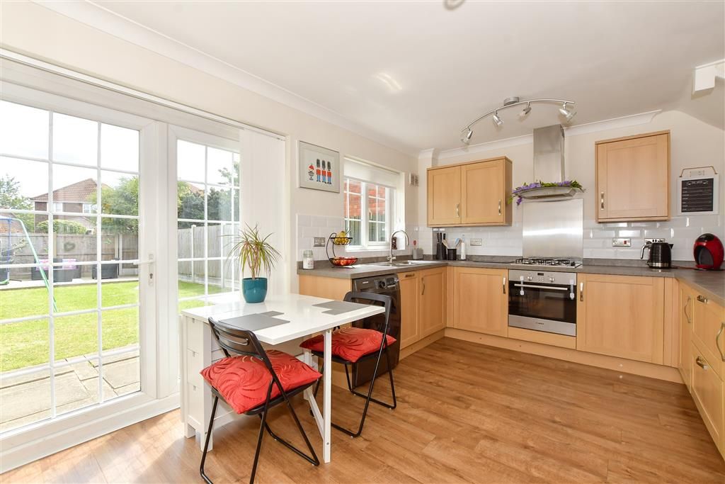 3 bed semidetached house for sale in Tangmere Close, Wickford, Essex