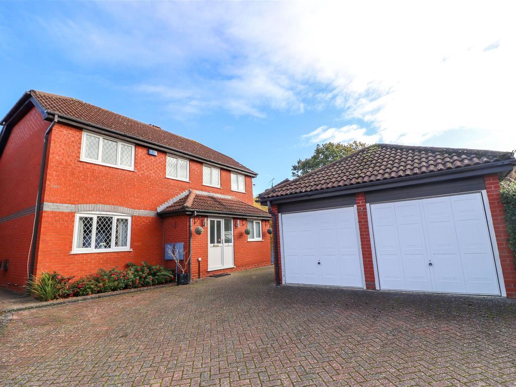 4 bed detached house for sale in Jersey Close, Fleet GU51, £600,000