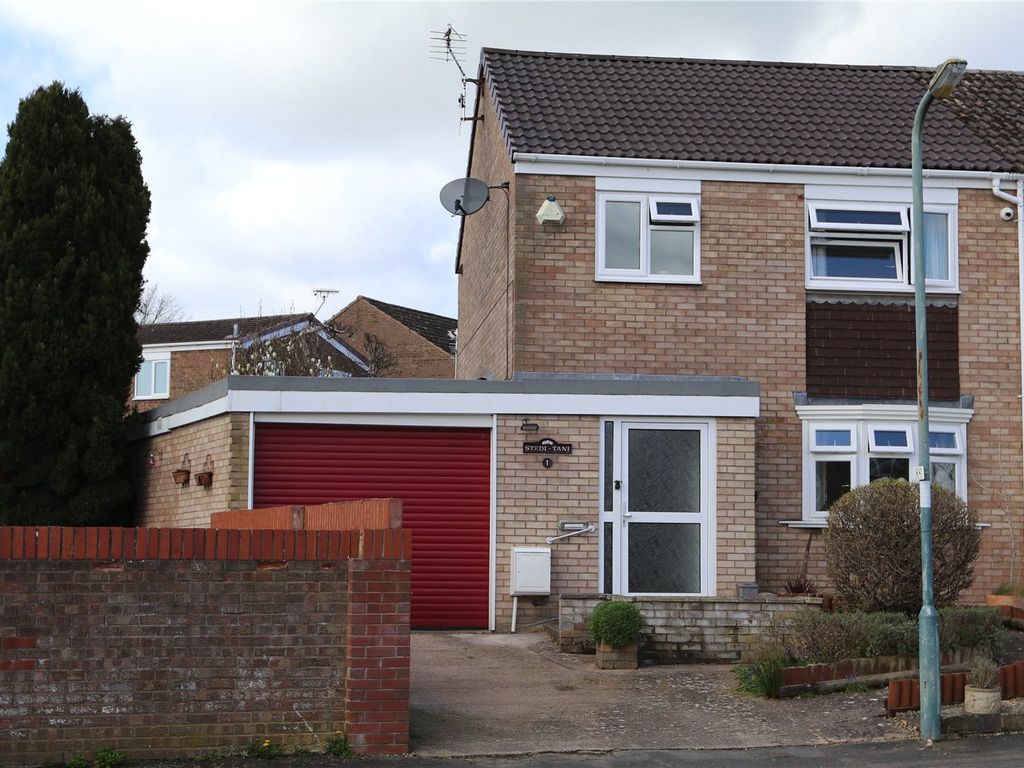 3 bed semidetached house for sale in Willington Close, Shrewsbury