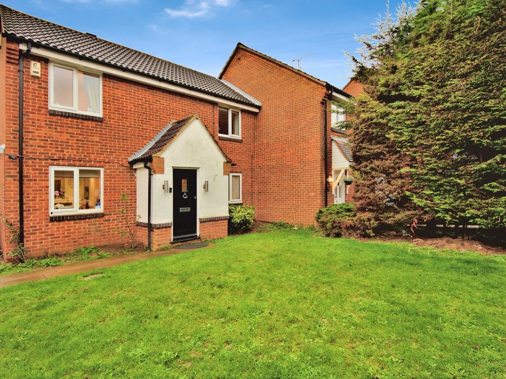 3 bed semidetached house for sale in Mallards Shoeburyness, Southend