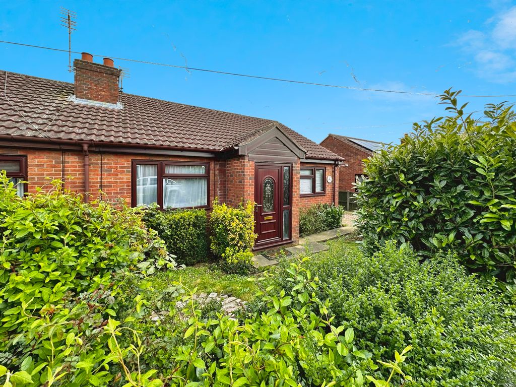 2 bed semidetached bungalow to rent in Hawthorn Avenue, Cherry