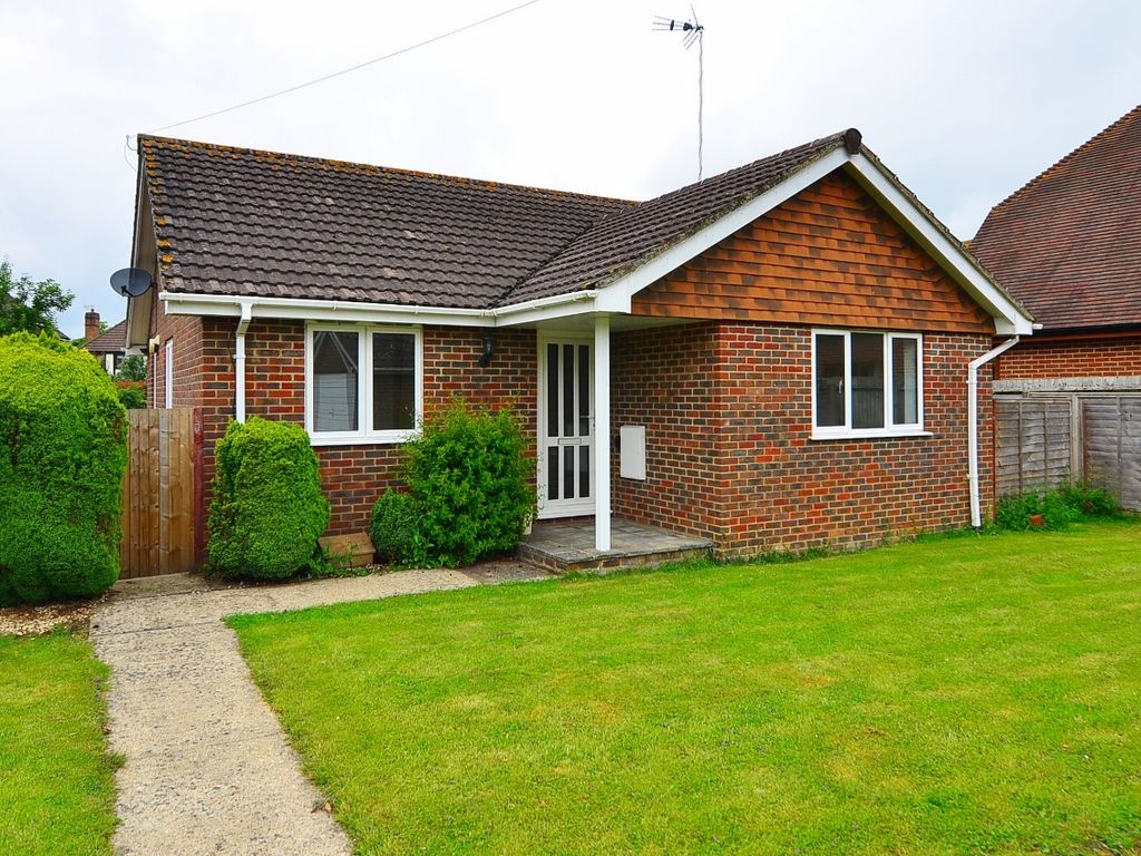 3 bed detached bungalow to rent in Blackwall Road South, Willesborough