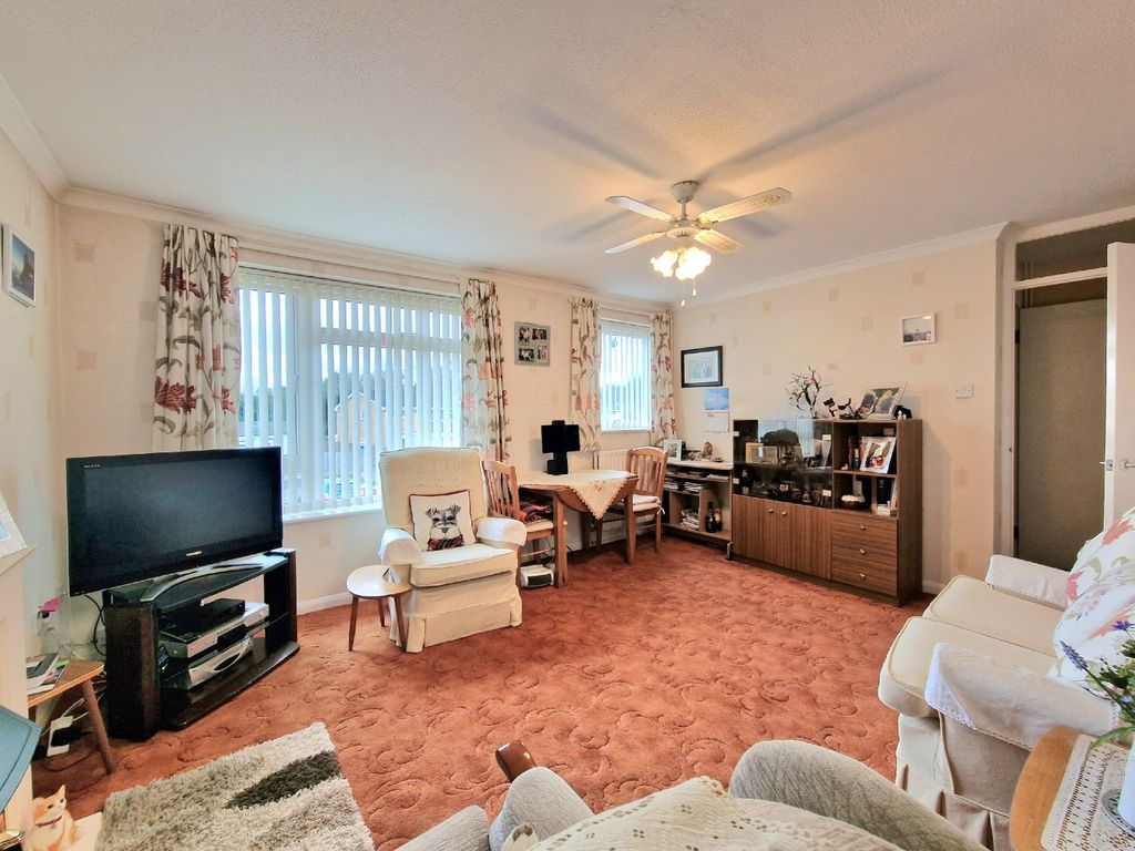 2 bed for sale in Pinewood Park, Farnborough, Hampshire GU14