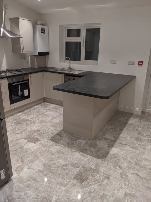 Room to rent in Grosvenor Rd, Upton Park London E7, £600 pcm Zoopla