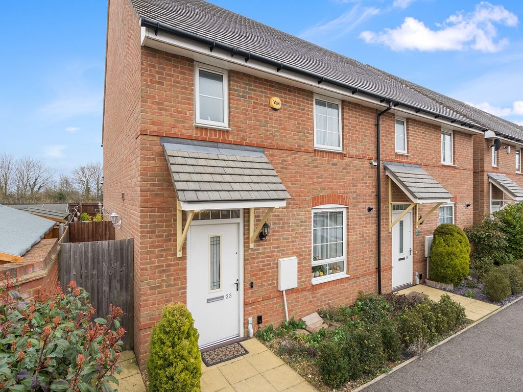 3 bed semidetached house for sale in Malt Kiln Place, Stone, Dartford