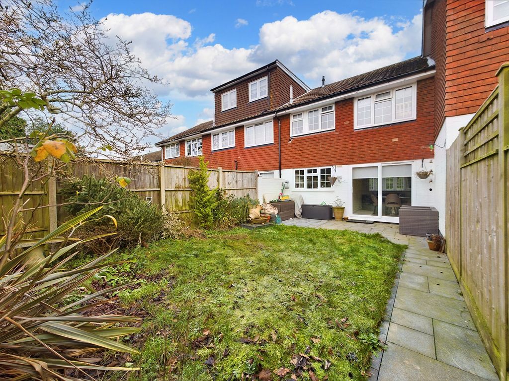 3 bed terraced house for sale in Lyndhurst Close, Crawley RH11 Zoopla