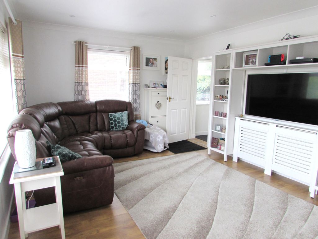 2 bed to rent in Broomhill, Cookham, Maidenhead SL6, £1,450 pcm Zoopla