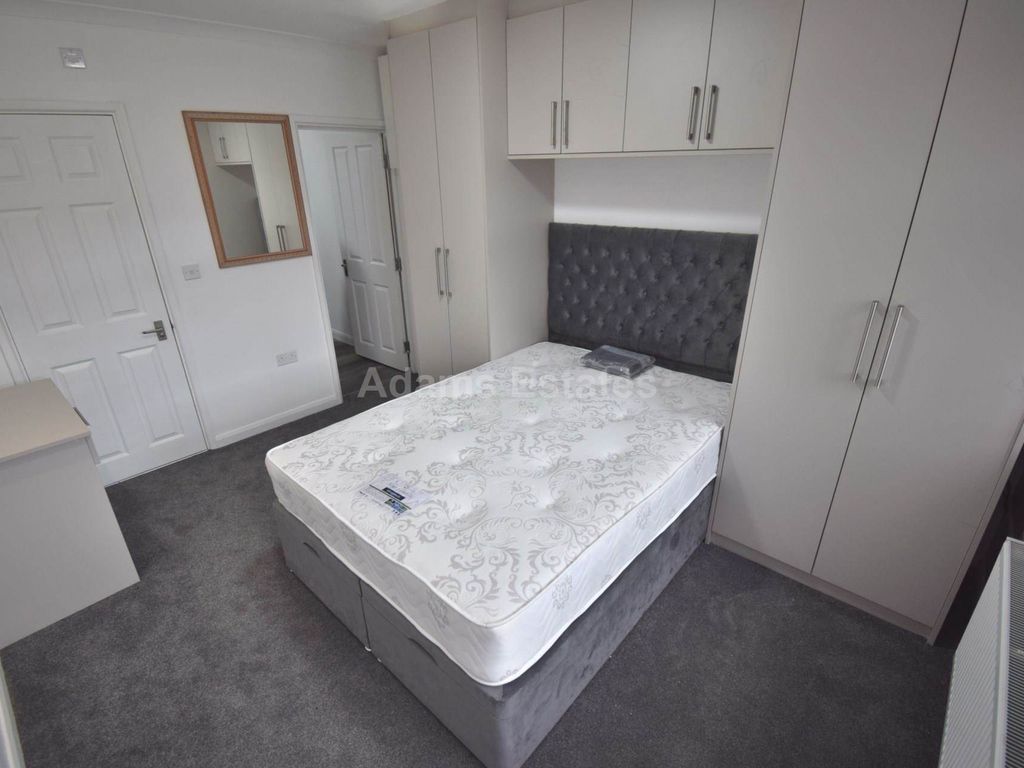 Studio to rent in Wokingham Road, Reading RG6, £725 pcm Zoopla