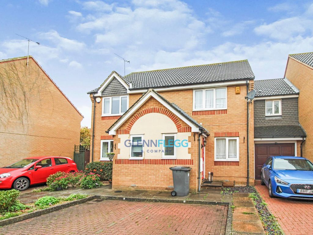 2 bed terraced house for sale in Trumper Way, Cippenham, Slough SL1