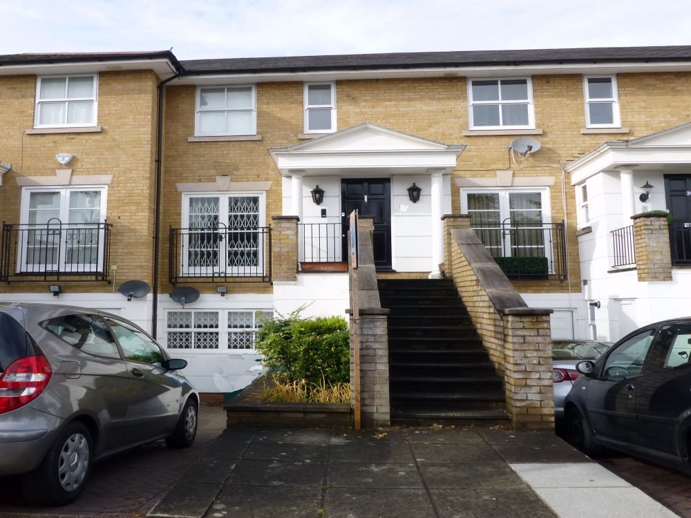 4 bed terraced house to rent in Goodwyn Avenue, Mill Hill NW7, £3,250