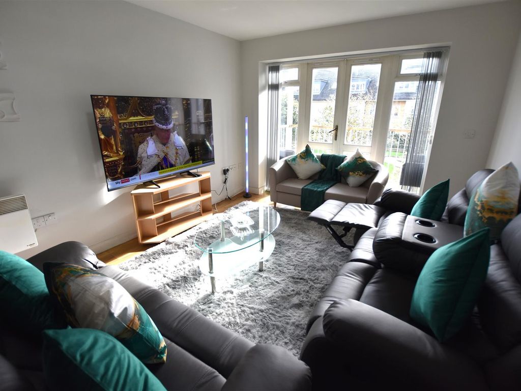 2 bed flat to rent in Park Lodge Avenue, West Drayton UB7, £2,395 pcm Zoopla