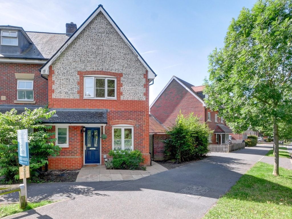 3 bed semidetached house for sale in Goldring Avenue, Hellingly BN27