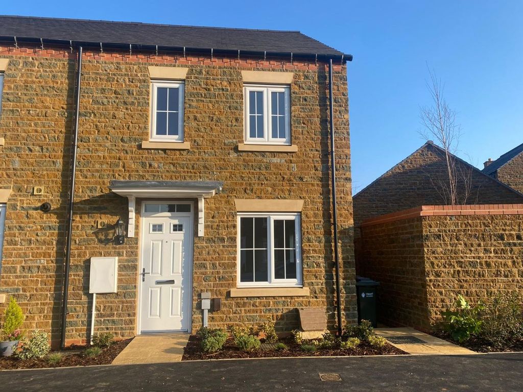 3 bed semidetached house to rent in Blackwell Drive, Banbury OX16, £