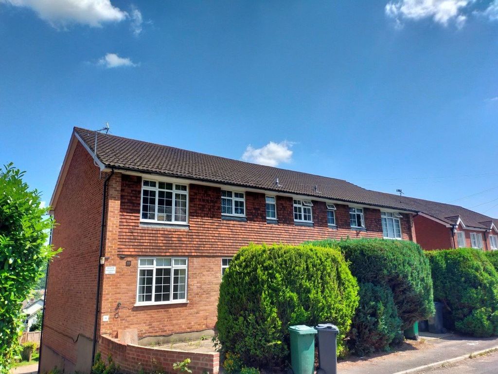 1 bed flat to rent in Garibaldi Road, Redhill RH1, £950 pcm Zoopla