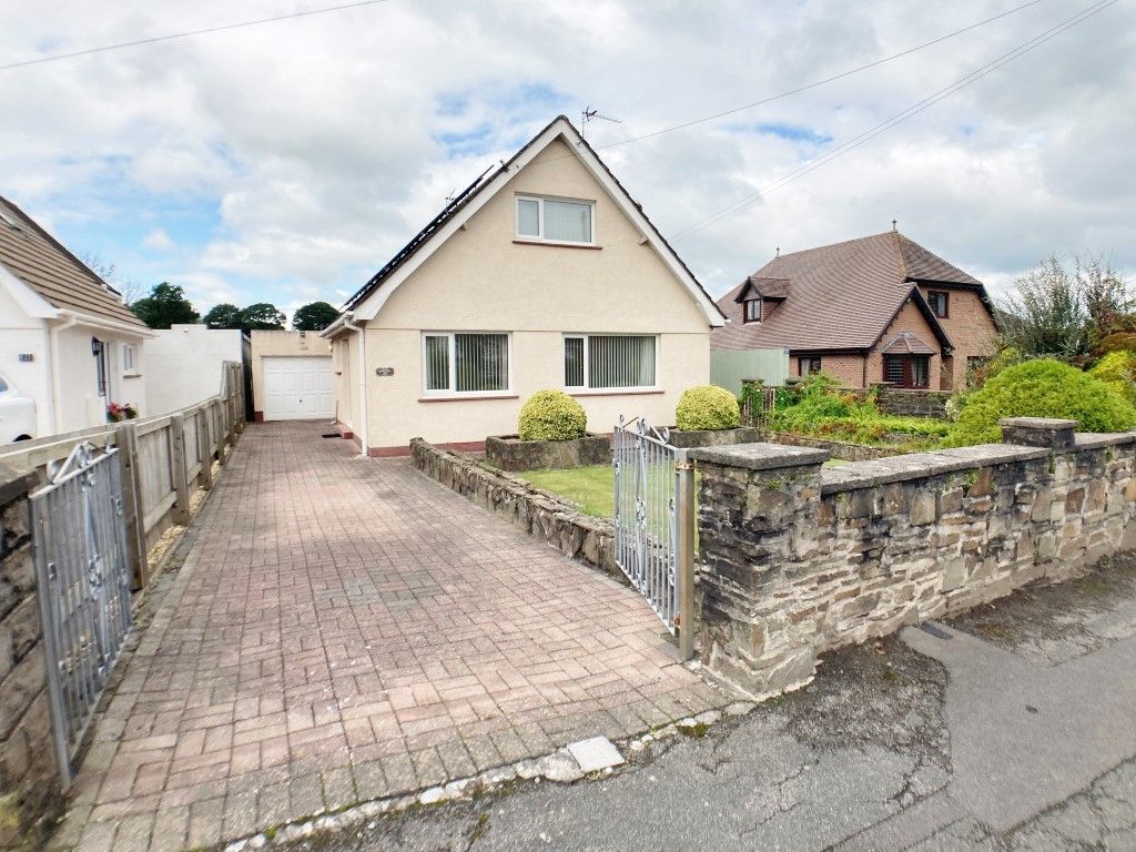 3 bed bungalow for sale in Glynhir Road, Pontarddulais, Swansea SA4, £