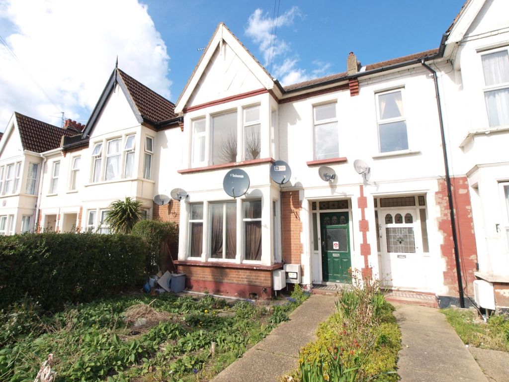 3 bed flat to rent in Finchley Road, WestcliffOnSea SS0, £950 pcm Zoopla