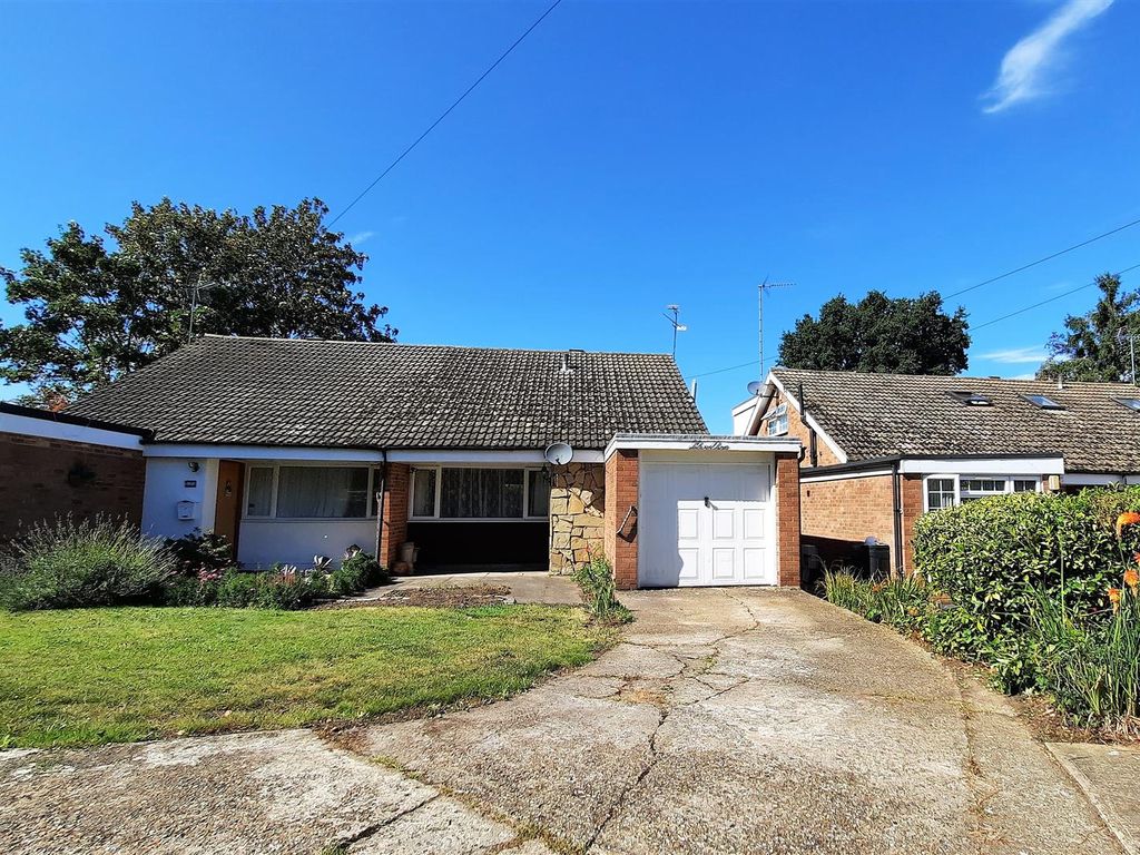 3 bed semidetached bungalow for sale in Epping Road, Roydon, Harlow