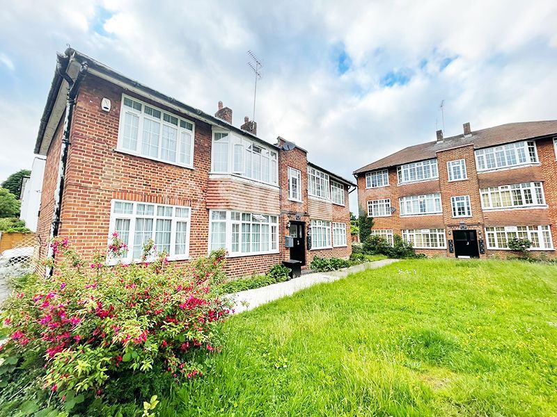 2 bed flat to rent in Torrington Court, Torrington Park, London N12