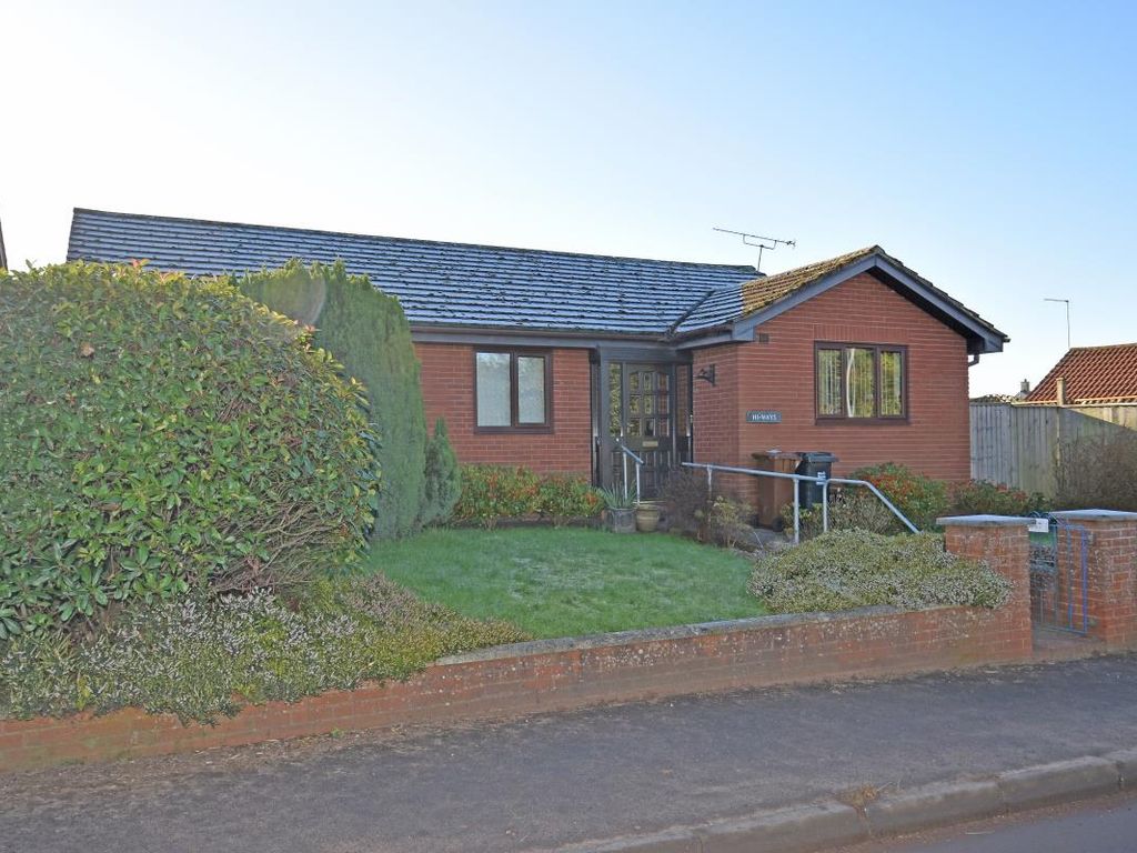 3 bed detached bungalow for sale in Honiton Road, Cullompton EX15, £