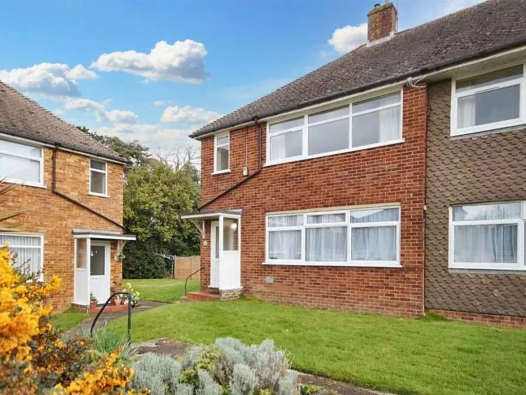 2 bed flat to rent in Hollington Court, St. LeonardsOnSea TN38, £