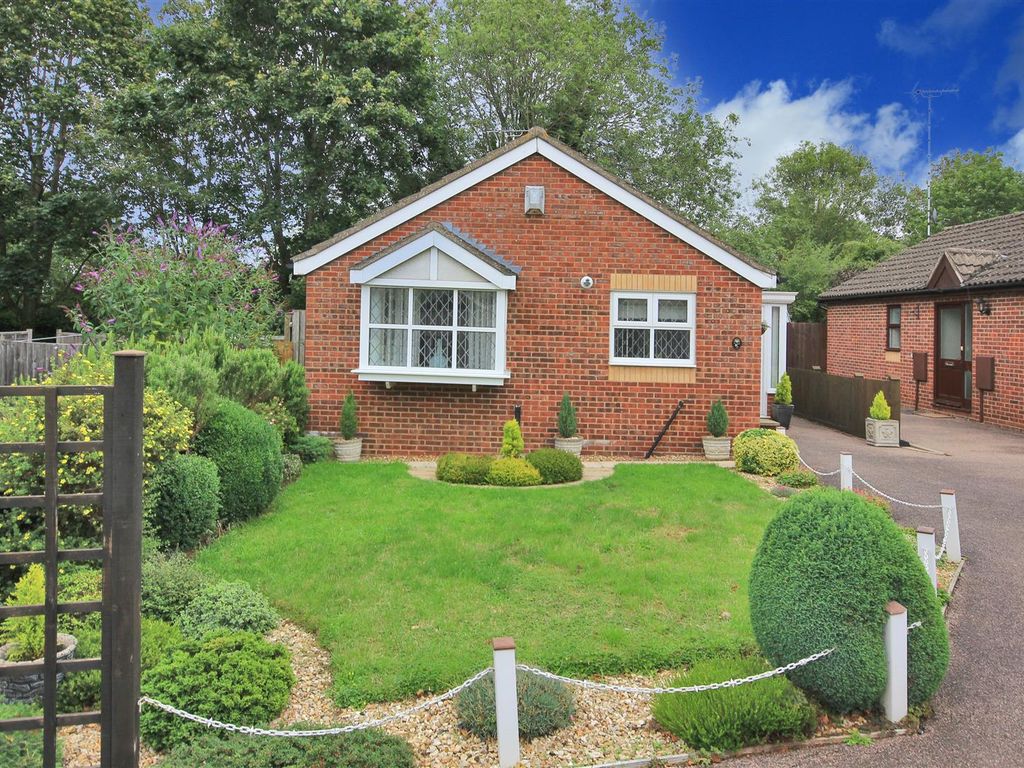 2 bed detached bungalow for sale in Chestnut Close, Rushden NN10 Zoopla