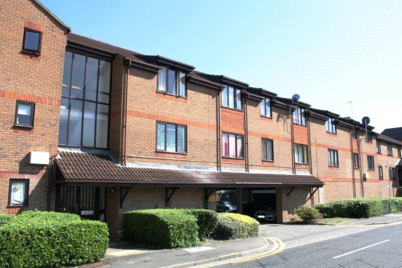 1 bed flat for sale in Fairfield Avenue, StainesUponThames, Surrey